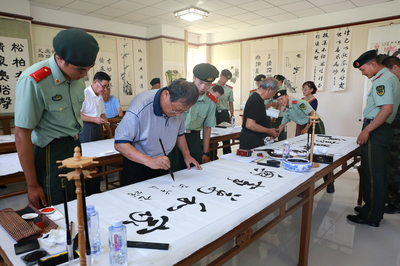 銀霞映照擁軍心，翰墨寄寓魚水情——寧夏老干部活動中心送書法進軍營活動紀實